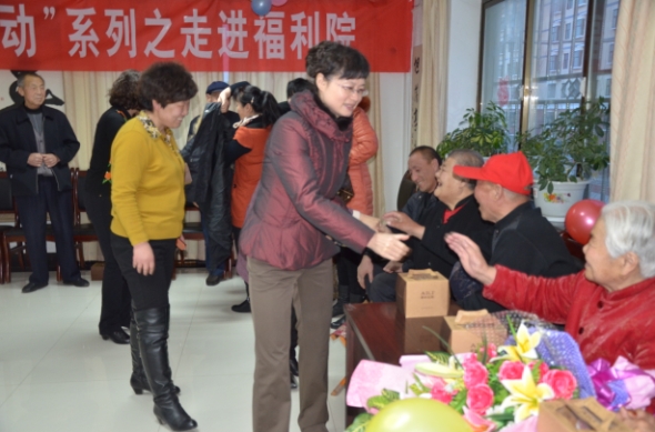 春节前夕，市妇联领导慰问福利院老人和孩子