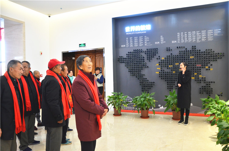 敦煌福利院 市社会福利院组织老人参观城市规划馆