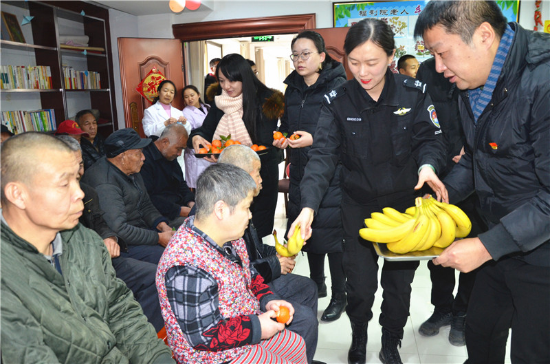 敦煌福利院 敦煌飞机场 与爱同行传真情 数九寒天暖孤残