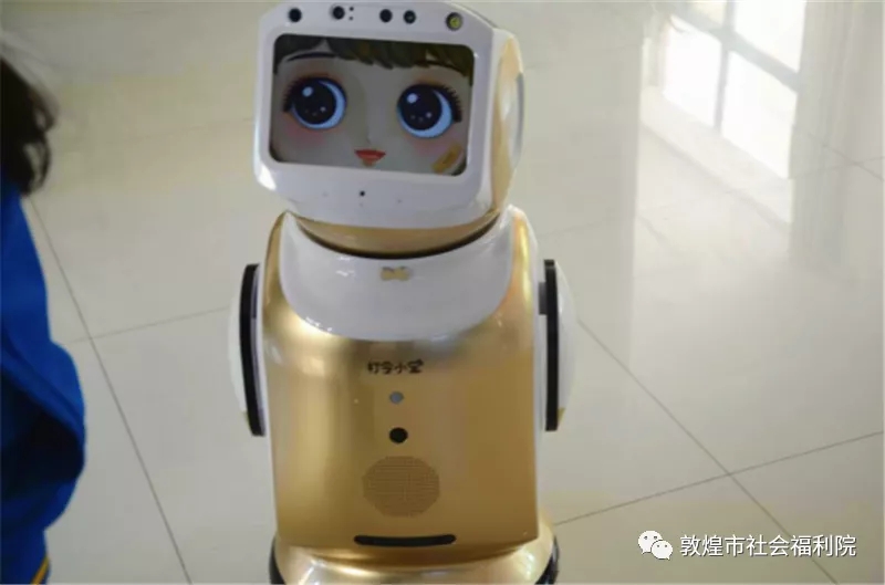 福利院迎来一位智能机器人新朋友“小宝”