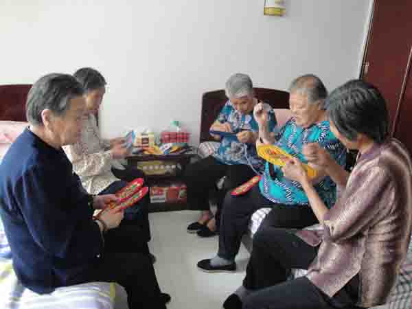 为驻敦官兵秀鞋垫